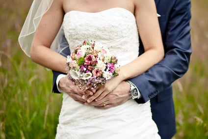 Brautpaar mit Blumenstrauß