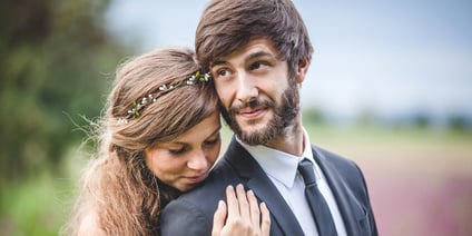 Brautpaar verliebt in Lavendelfeld