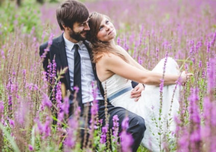 Brautpaar in Lavendelfeld