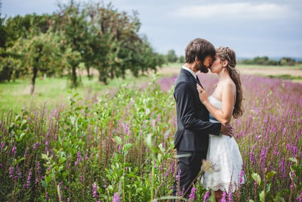 Brautpaar im Lavendelfeld