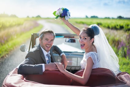 Brautpaar im Hochzeitsauto