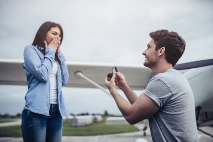 Heiratsantrag auf Flugplatz