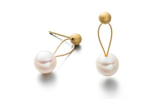 Perlen-Ohrschmuck am Ohr anschmiegsam